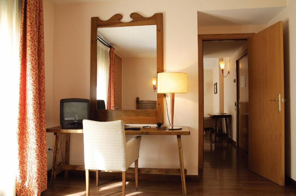 Hotel Pirineos Castejón de Sos Zimmer foto